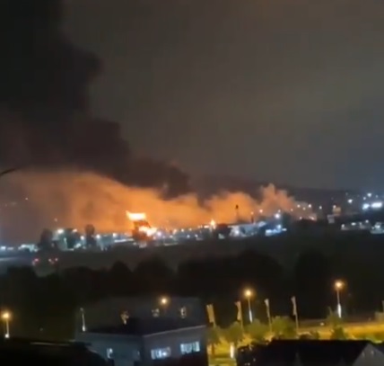 Incendiu masiv la un depozit de petrol din Soci după un atac cu drone al Ucrainei. Zborurile au fost suspendate