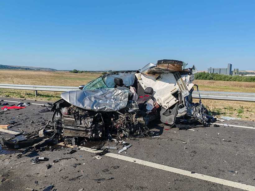 Accident la Bârlad: un bărbat a murit strivit după ce mașina pe care o conducea a intrat sub un TIR, pe centura orașului