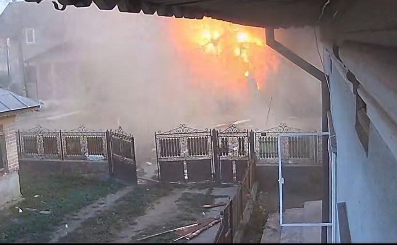 Momentul în care o explozie distruge un magazin din comuna dâmbovițeană Mogoșani, sat Cojocaru: nu există victime