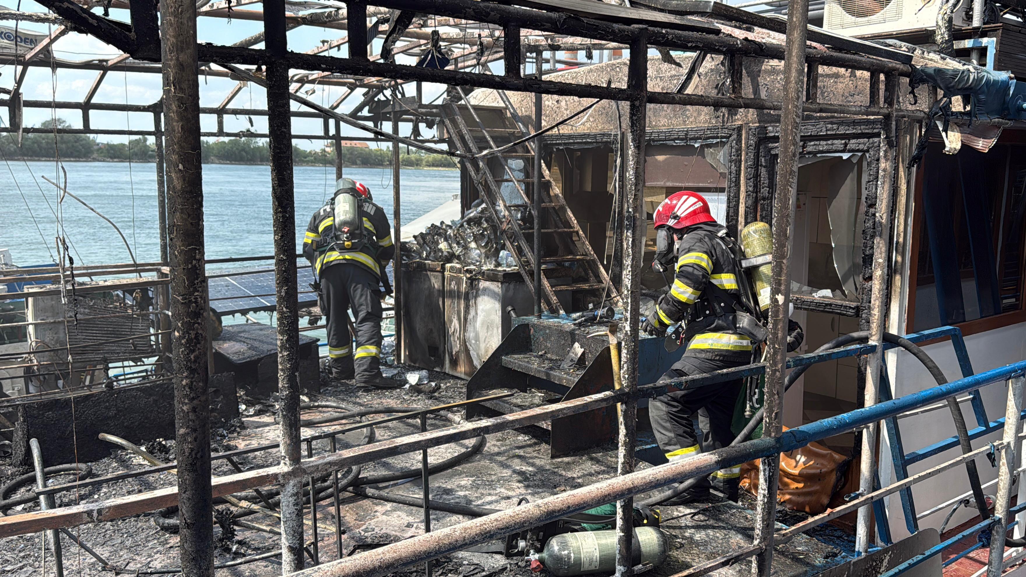 Incendiu la un ponton dormitor amplasat pe faleza din Tulcea. Flăcările s-au extins la bărcile din apropiere