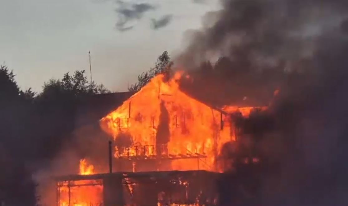 VIDEO Un incendiu puternic a izbucnit la grajdul unei pensiuni din Râșnov
