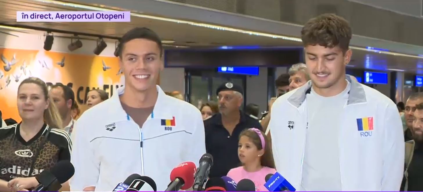 David Popovici a fost primit cu aplauze la aeroport, la revenirea în țară: „Am reușit să mă autodepășesc, sunt mândru de mine”