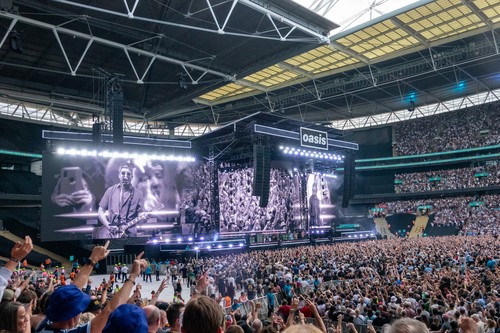 Un bărbat a murit în timpul unui concert Oasis, după ce a căzut de la tribuna stadionului Wembley. Mesajul transmis de trupă