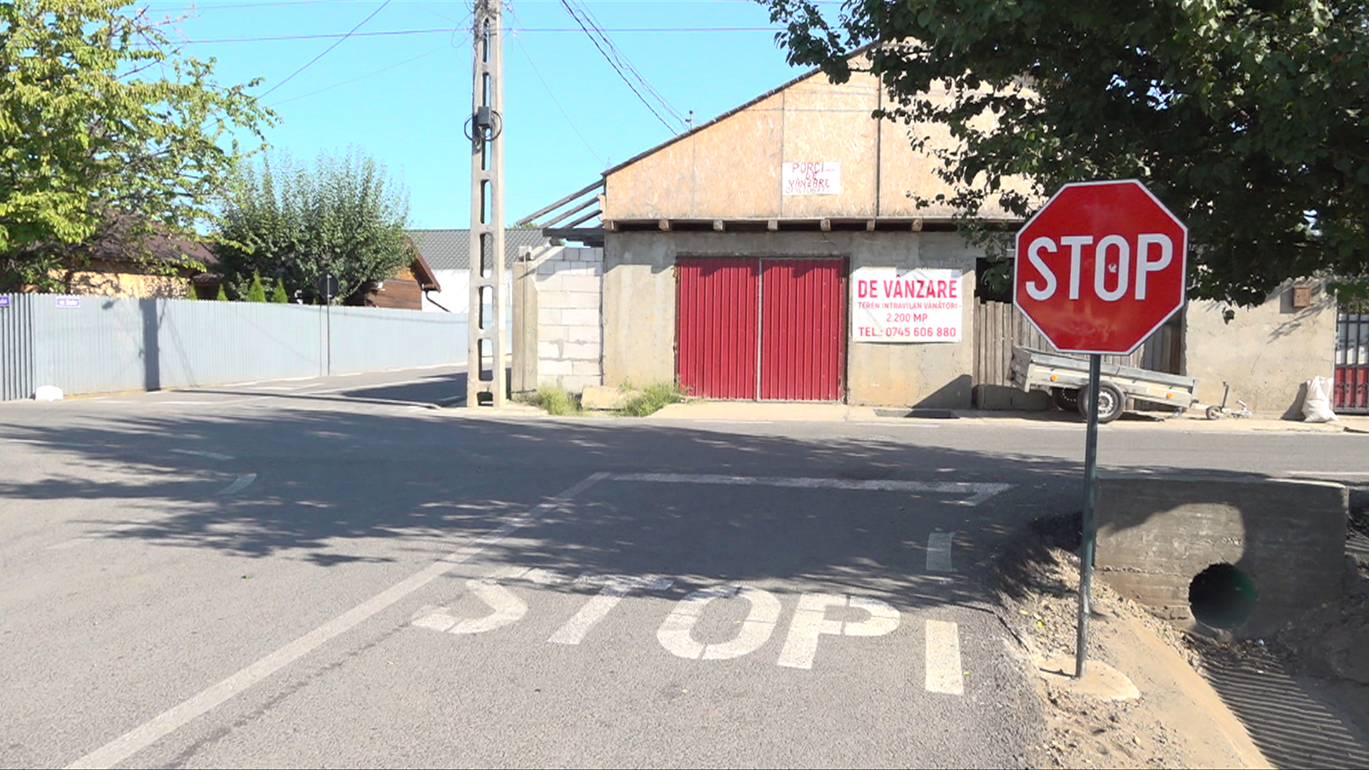Confuzie într-o intersecție din Galați: indicatoare STOP din toate direcțiile. Primăria, amendată cu peste 10.000 lei