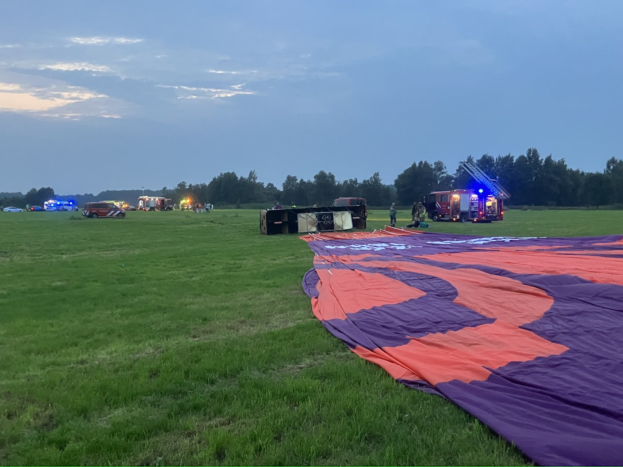 Un balon cu aer cald ce transporta 34 de persoane s-a prăbușit în Olanda. O persoană a murit, alte cinci au ajuns la spital