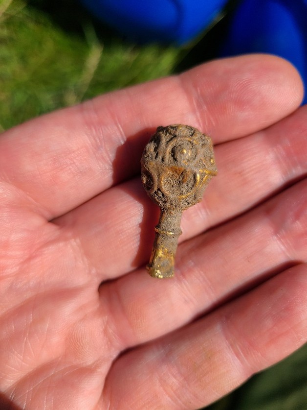 Artefact medieval rar, vechi de peste 1.000 de ani, descoperit în Marea Britanie. A fost găsit de o studentă la prima sa săpătură
