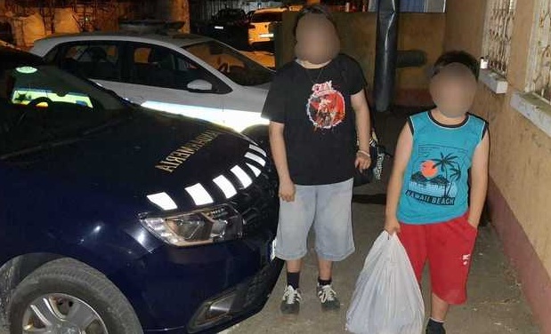 Doi copii din Mizil care nu au mai vrut să stea în vacanță la bunici au plecat în toiul nopții spre casă. Unde i-au găsit jandarmii