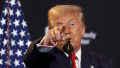 d trump arata cu degeteul, conferibta de presa