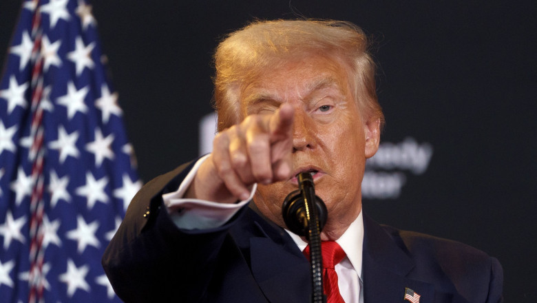 d trump arata cu degeteul, conferibta de presa
