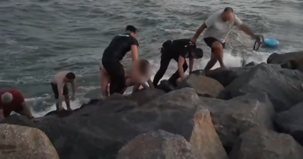 Salvarea dramatică pe plaja din Constanța: Jandarmii reușesc să scoată din apă două persoane. Salvarea dramatică pe plaja din Constanța: Jandarmii reușesc să scoată din apă două persoane.