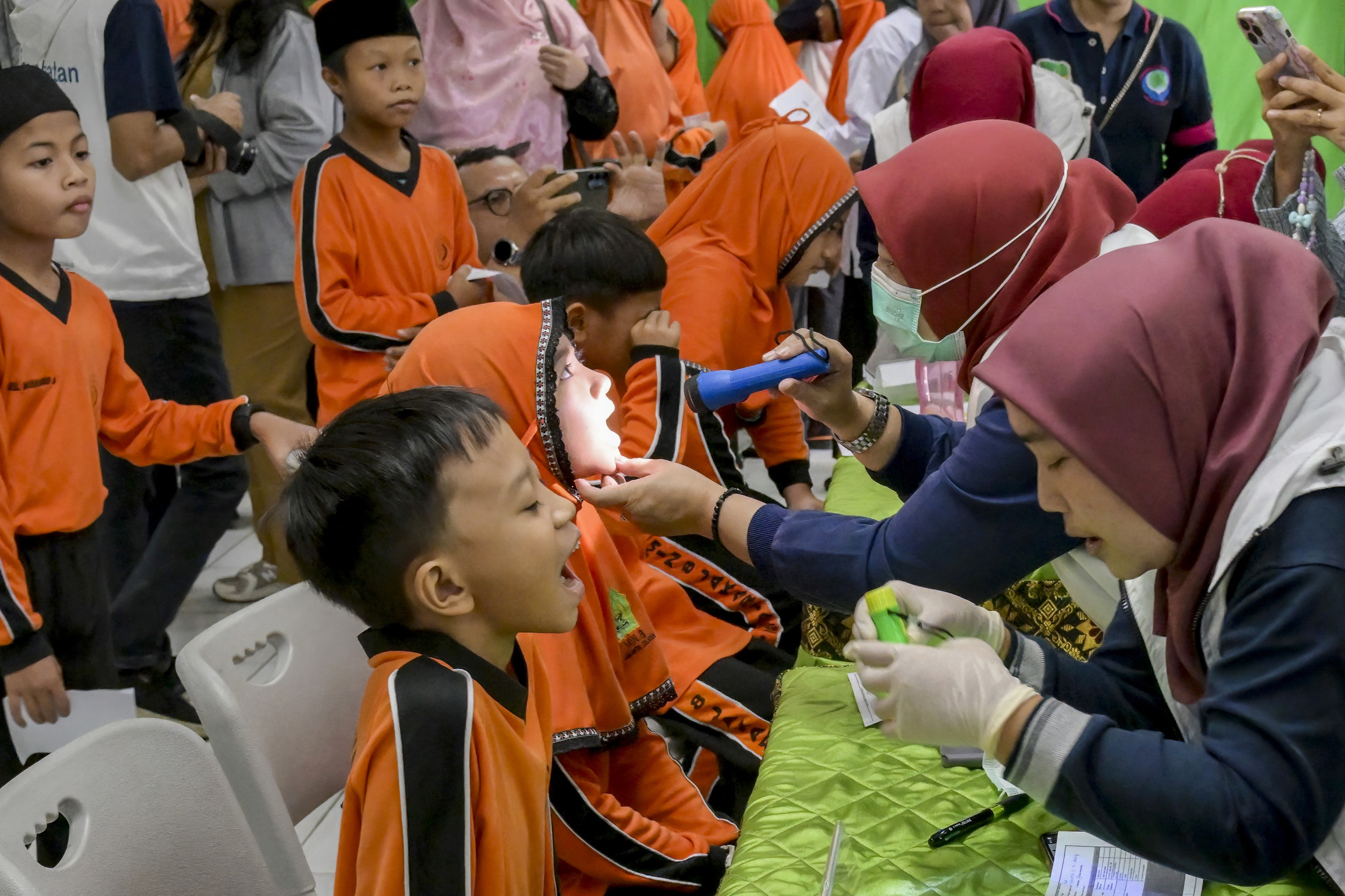Sute de persoane cu intoxicaţii alimentare, în Indonezia, după ce au luat prânzul la școală