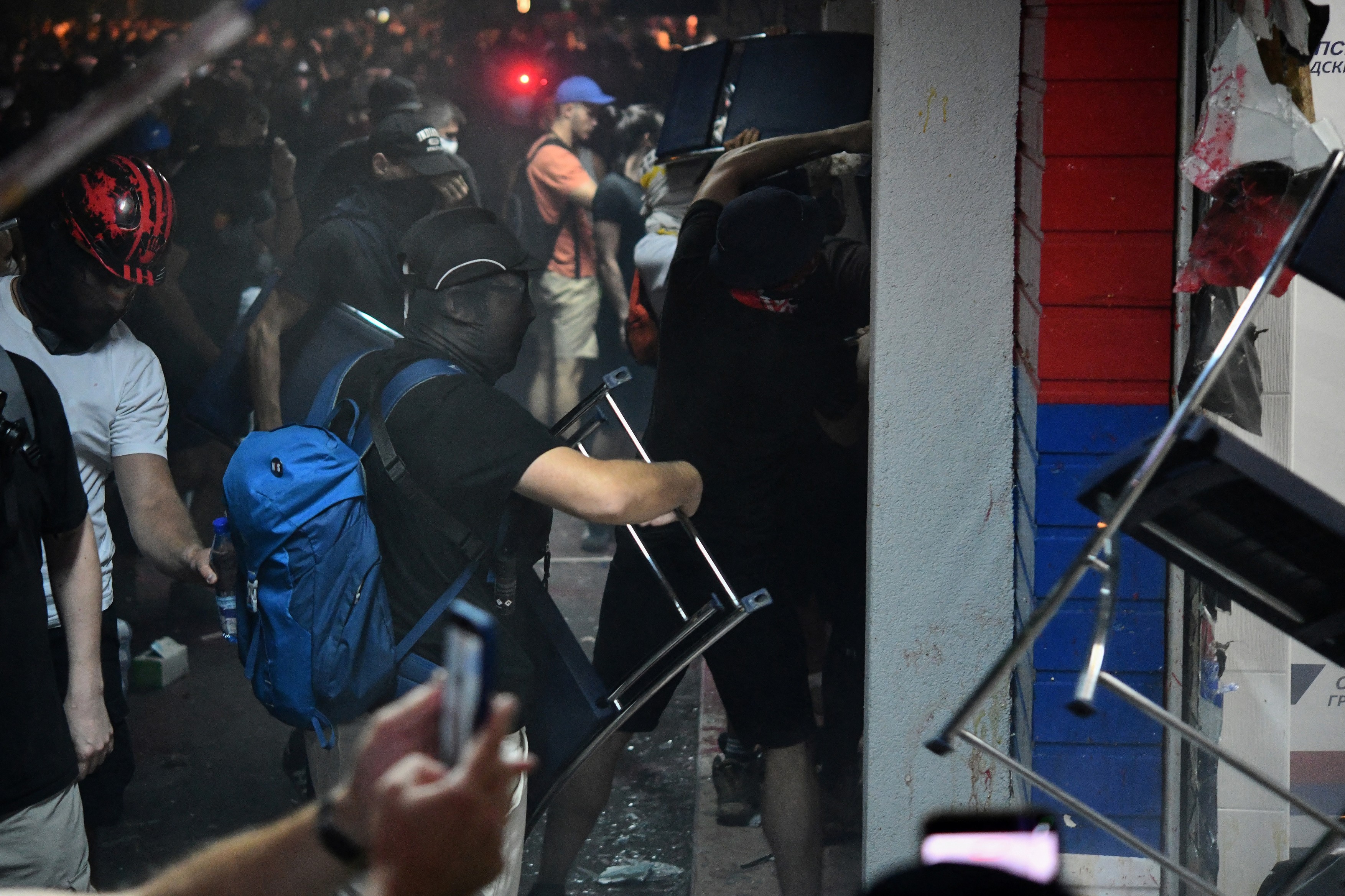 Scene de război în Serbia: manifestanții au devastat sediul partidului de guvernământ din Novi Sad. Zeci de răniți și arestați