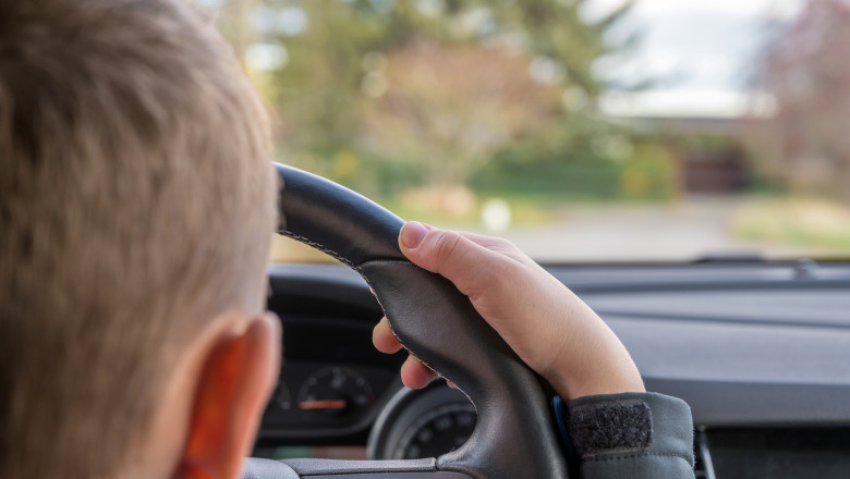 Copil de 11 ani, prins la volanul unei mașini în județul Dolj. Polițiștii l-au urmărit pe străzi după ce minorul a fugit de ei
