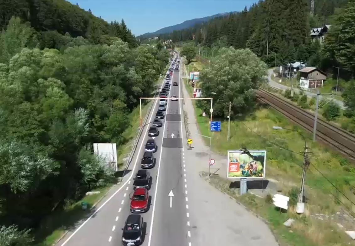 Aglomerație pe șoselele spre mare și munte și blocaj pe calea ferată, de Sf. Maria. Cum a arătat începutul minivacanței pe austostrăzi