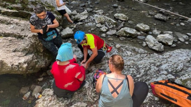 fetita accidentata, ingrijita de salvamontisti