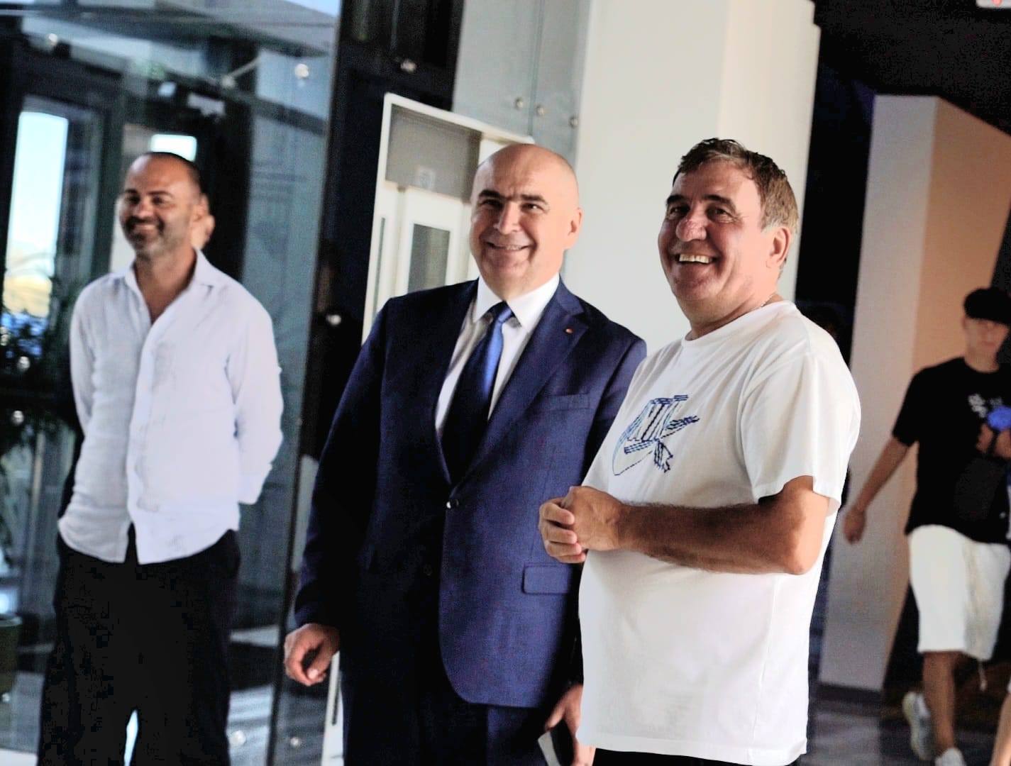 Premierul Bolojan, în vizită-surpriză la Academia Hagi și baza sportivă Farul