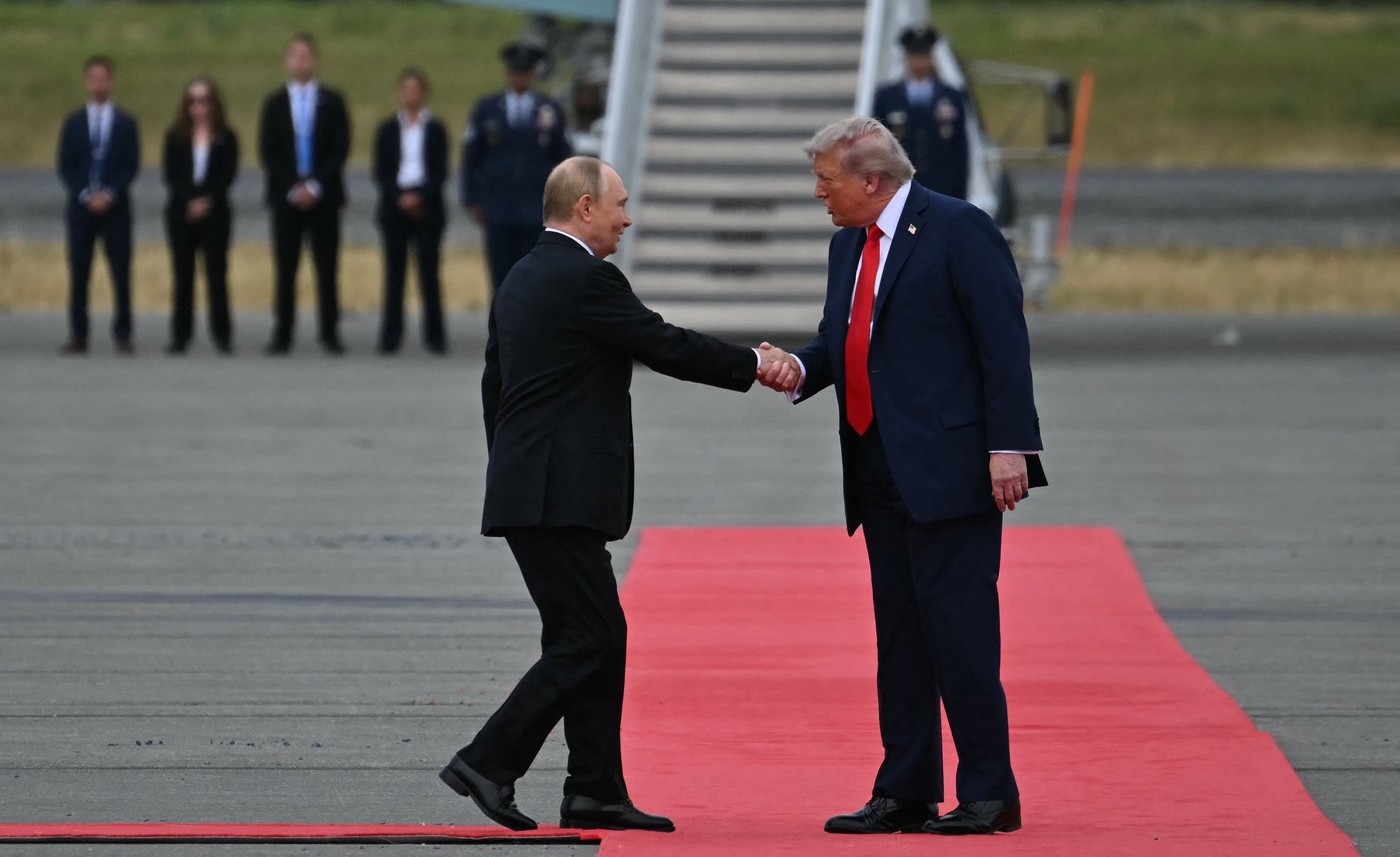 Summit în Alaska. Trump l-a aplaudat pe Putin la aterizare. Cei doi au plecat cu limuzina președintelui SUA