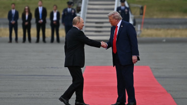 trump si putin dau mana pe covorul pe covorul riosu la aeroport