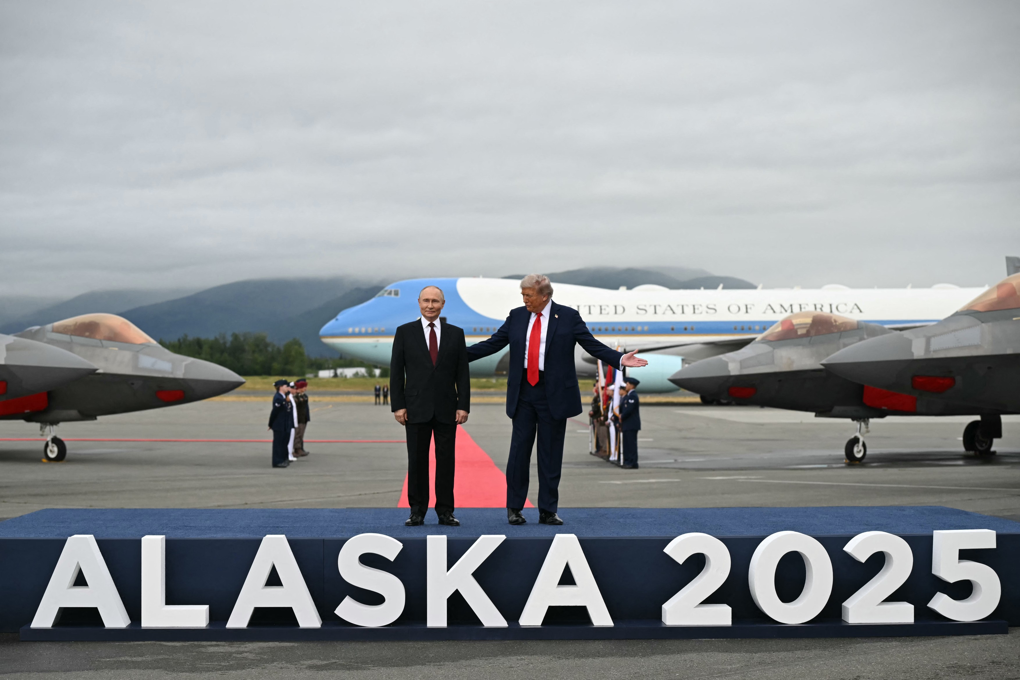 Summit în Alaska. Trump l-a aplaudat pe Putin la aterizare. Au început convorbirile dintre cei doi lideri, în format modificat