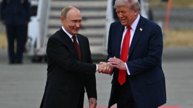 trump si putin isi strang mana razand