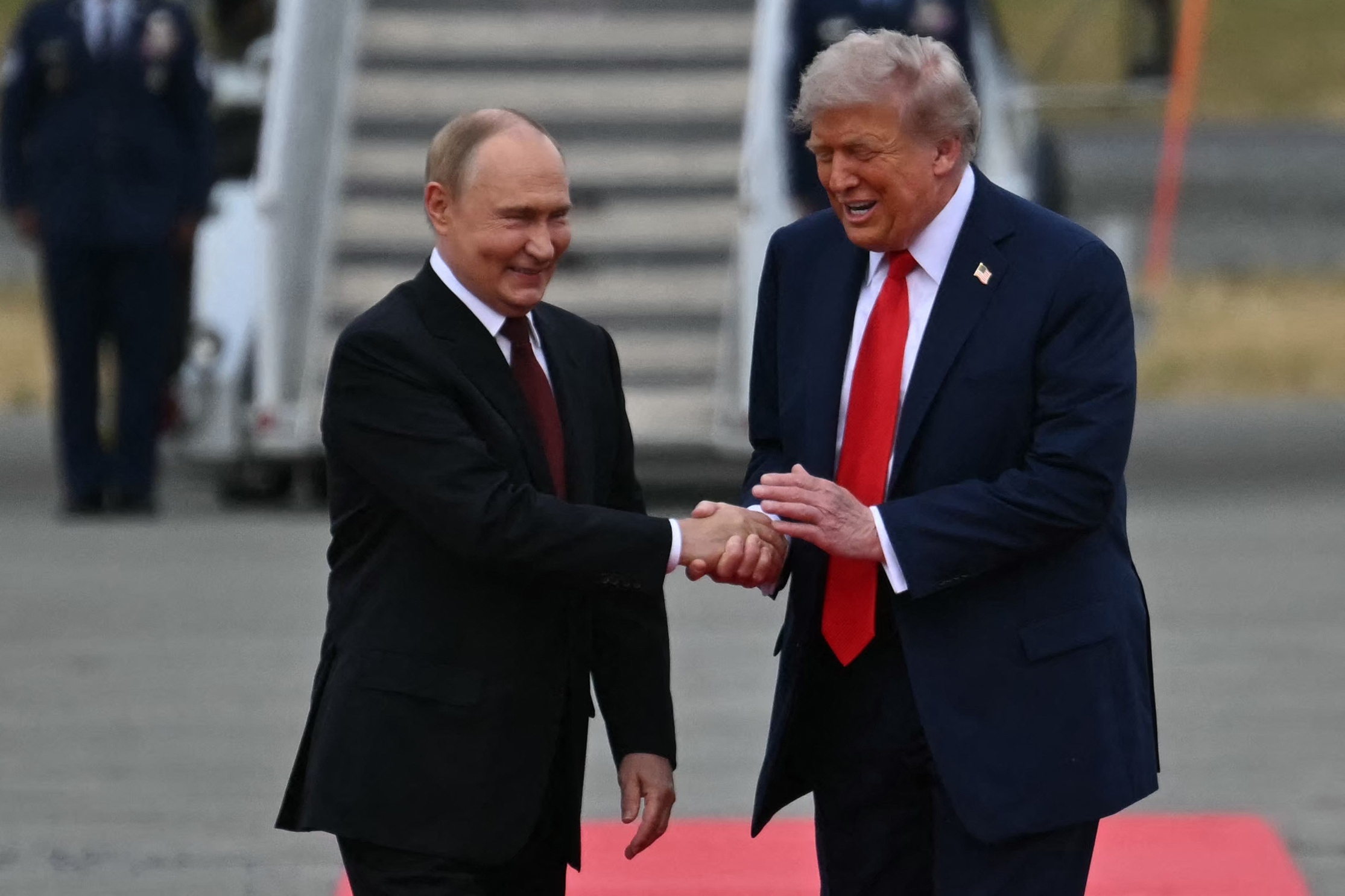„Nu poți să-l pălmuiești pe Putin când ajunge, dar a fost un spectacol foarte neplăcut”, spun ucrainenii despre summitul din Alaska