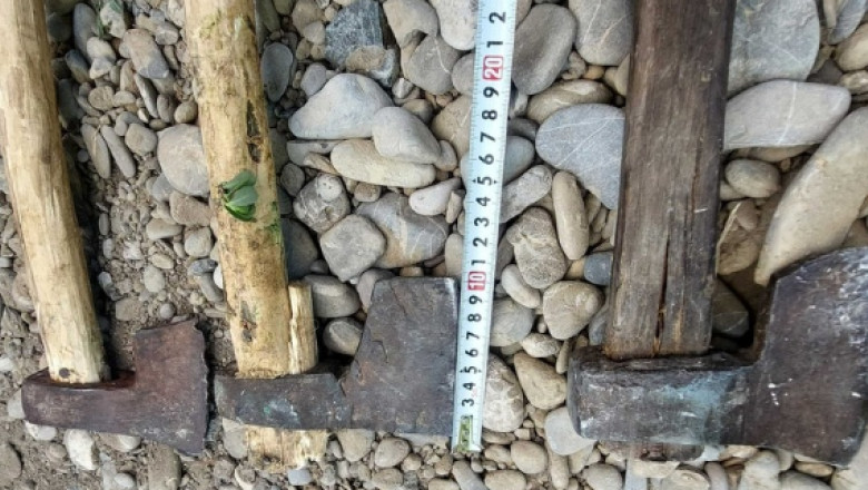 topoare confiscate de jandarmi