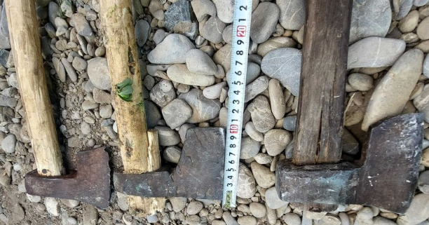 Cuţite, topoare şi coase, descoperite la doi bărbaţi veniți la un târg tradiţional organizat de Sfânta Maria, în județul Dâmbovița