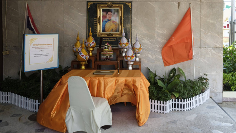 Altar mit einem Buch in das Genesungswünsche für die thailändische Prinzessin Bajrakitiyabha Narendira Debyavati eingetr