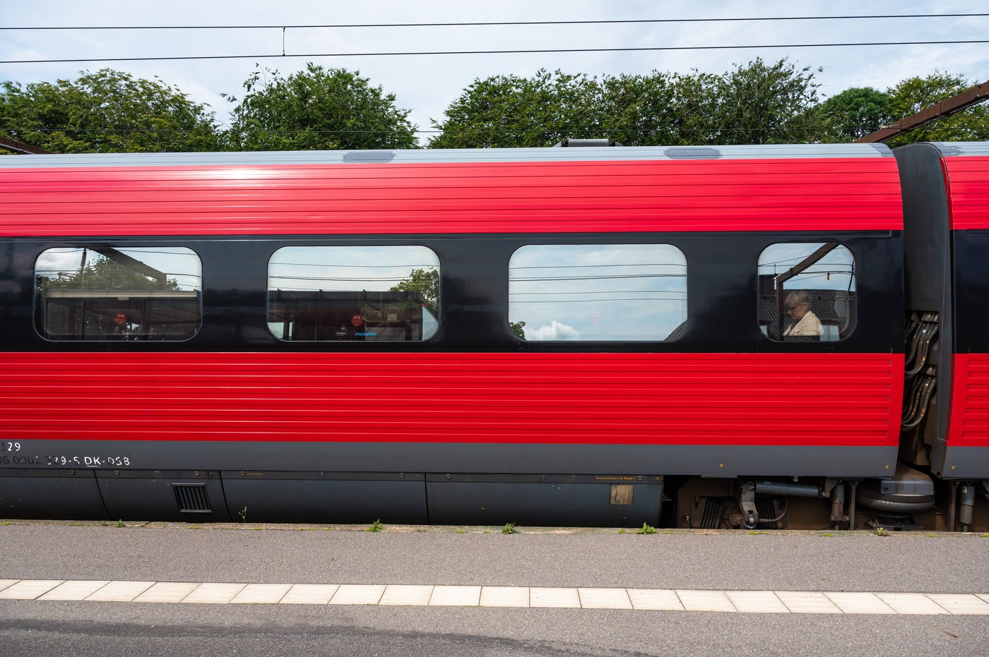 Un tren a deraiat în sudul Danemarcei. Mai multe persoane au fost rănite, operațiunea de salvare este în curs