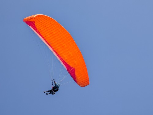 V Hunedoari reševali parapentarja, ki se je po prisilnem pristanku zataknil na steni