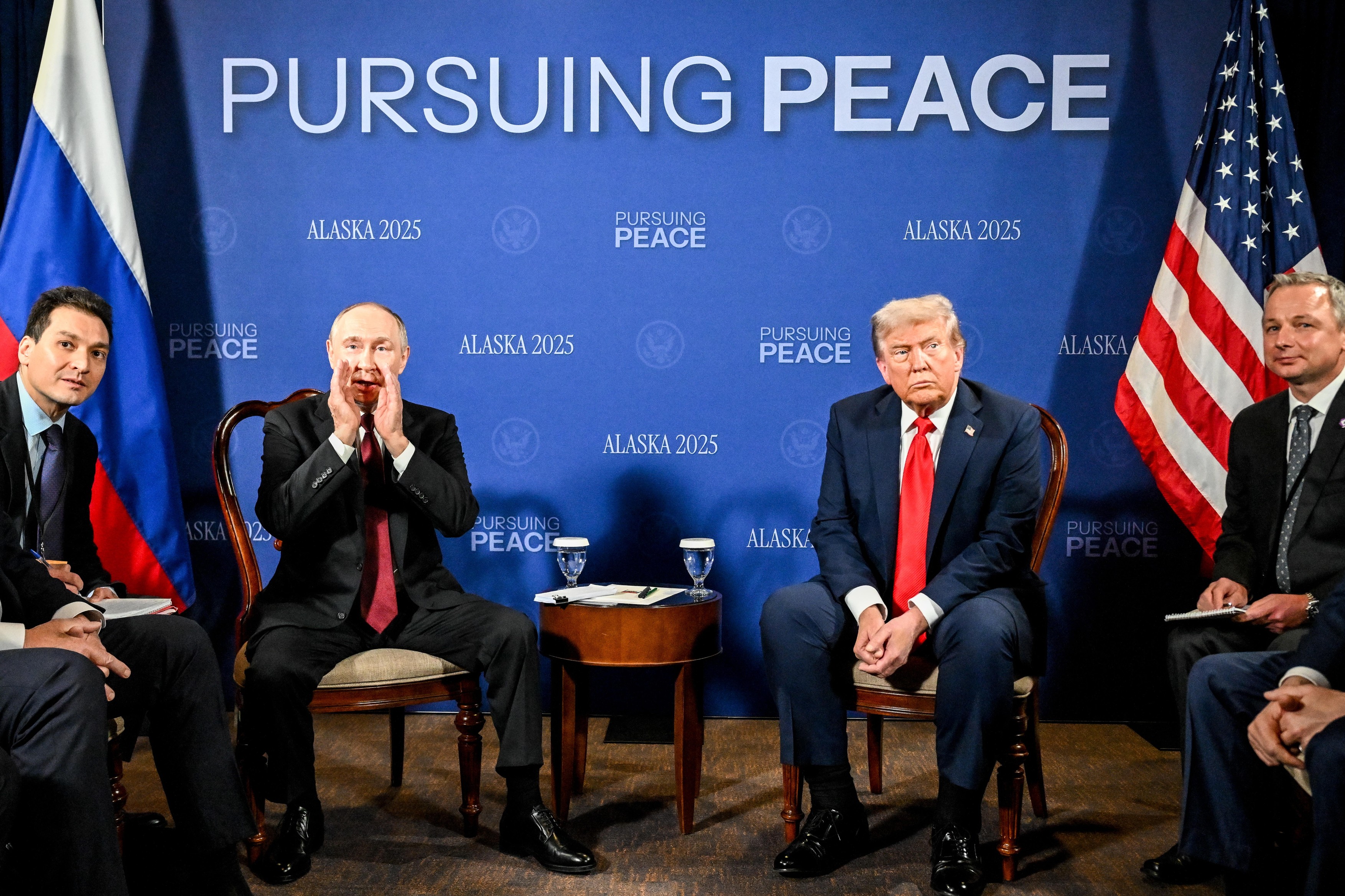 Vladimir Putin, întrebat dacă va mai ucide civili, la începutul summitului din Alaska. Reacția liderului rus