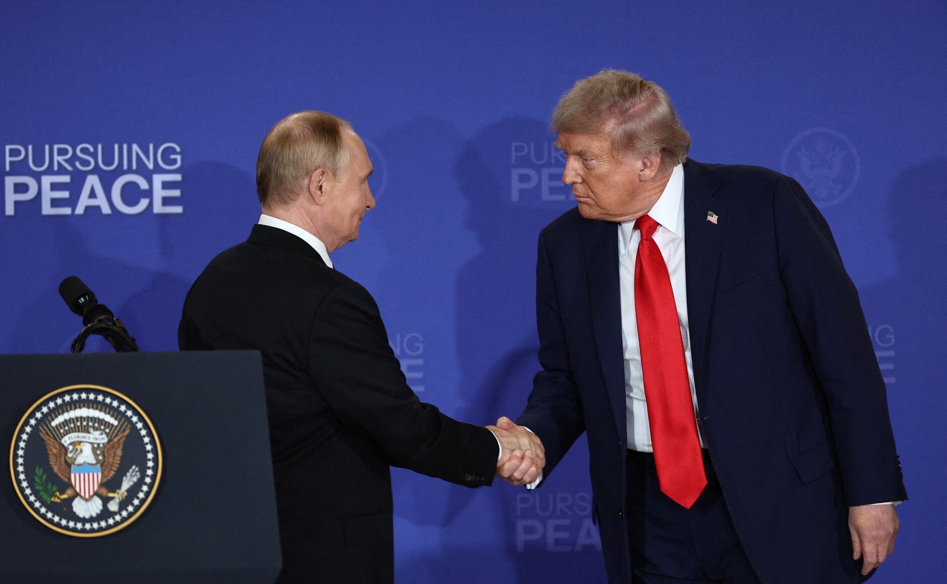 Trump anunță că a convenit cu Putin că războiul din Ucraina se va încheia cu un schimb de teritorii: „Rusia este o putere foarte mare”