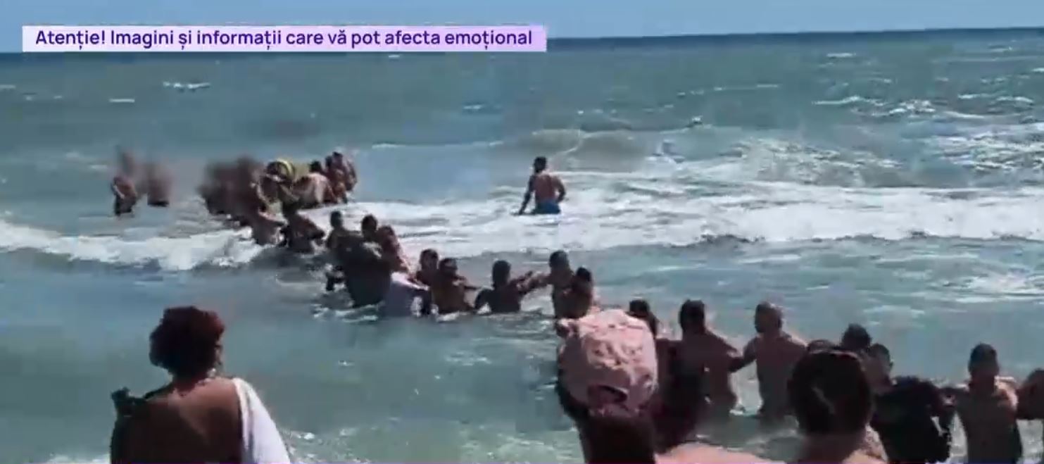 Scene șocante pe litoral: Lanț uman pentru salvarea unor turiști. Salvatorii sunt epuizați din cauza numărului mare de intervenții