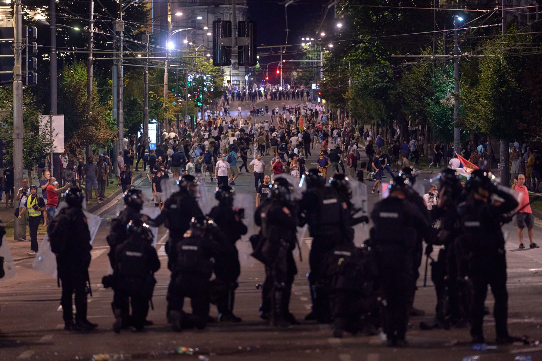 Haos la Belgrad: protest masiv împotriva președintelui sârb Aleksandar Vucic. Ciocniri violente între manifestanți și forțele de ordine