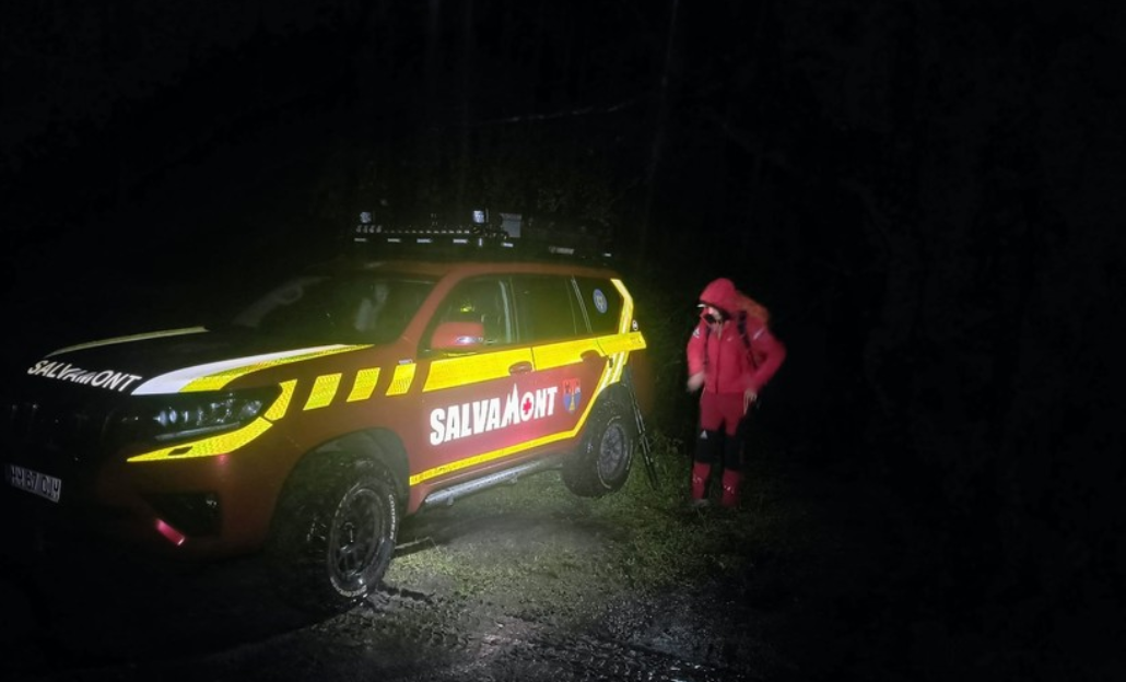 Alertă în Munții Rodnei: 11 turiști, dintre care șapte copii, s-au rătăcit pe traseu. Salvamontiștii intervin în condiții dificile