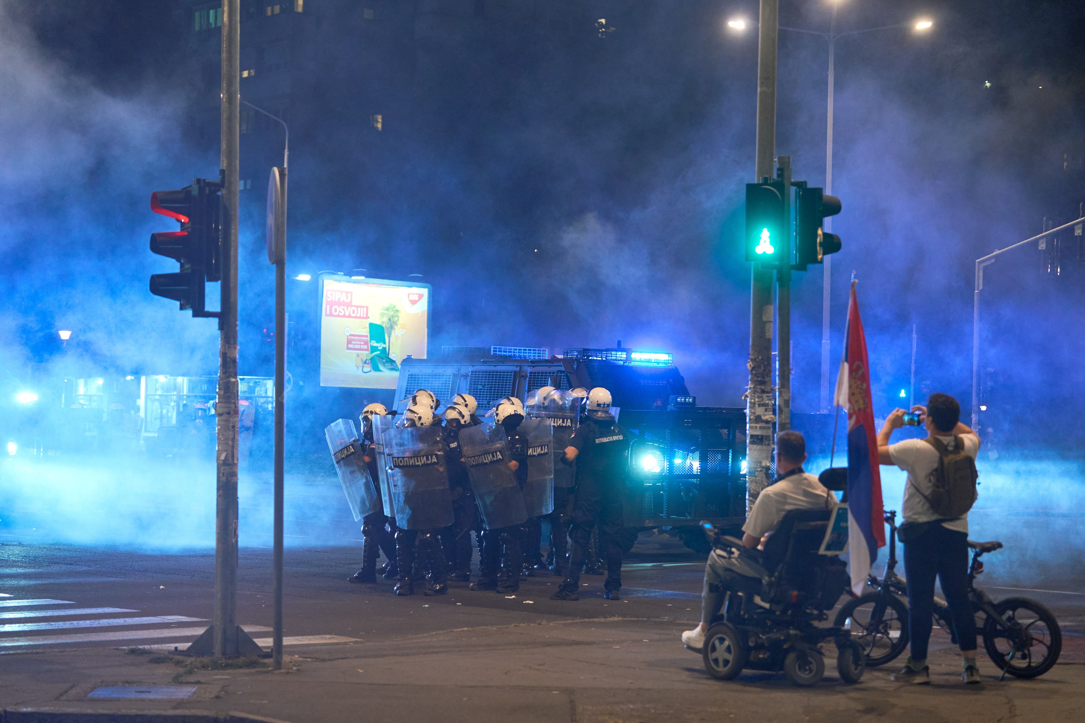 A cincea noapte de proteste în Serbia: birourile Partidului Progresist Sârb, aflat la putere, au fost incendiate