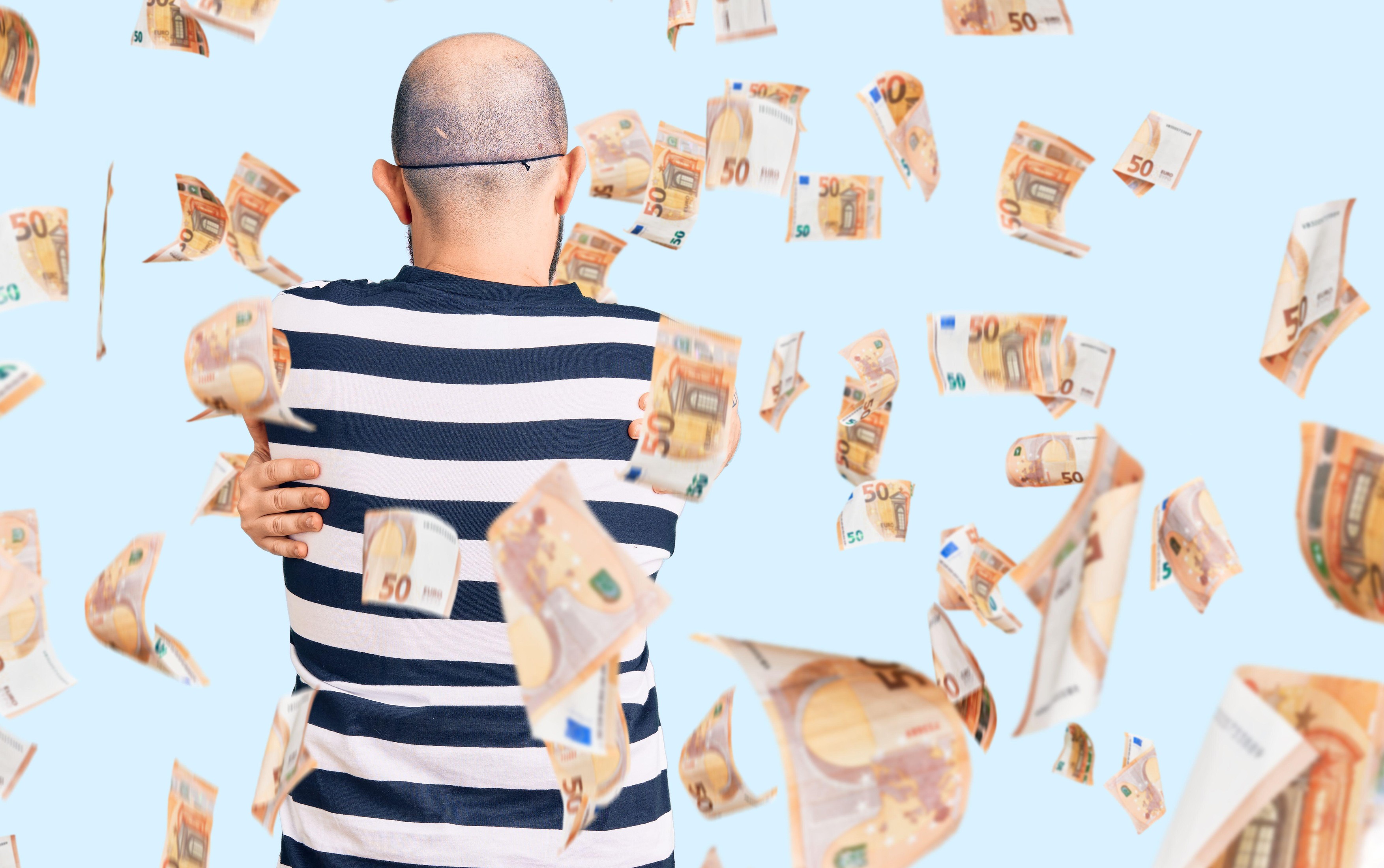 Noua metodă a hoților: îmbrățișarea. Cazul unui sucevean rămas fără telefon. Explicațiile polițiștilor