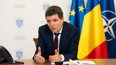 Nicușor Dan a birou, cu steaguri ro ue in spate