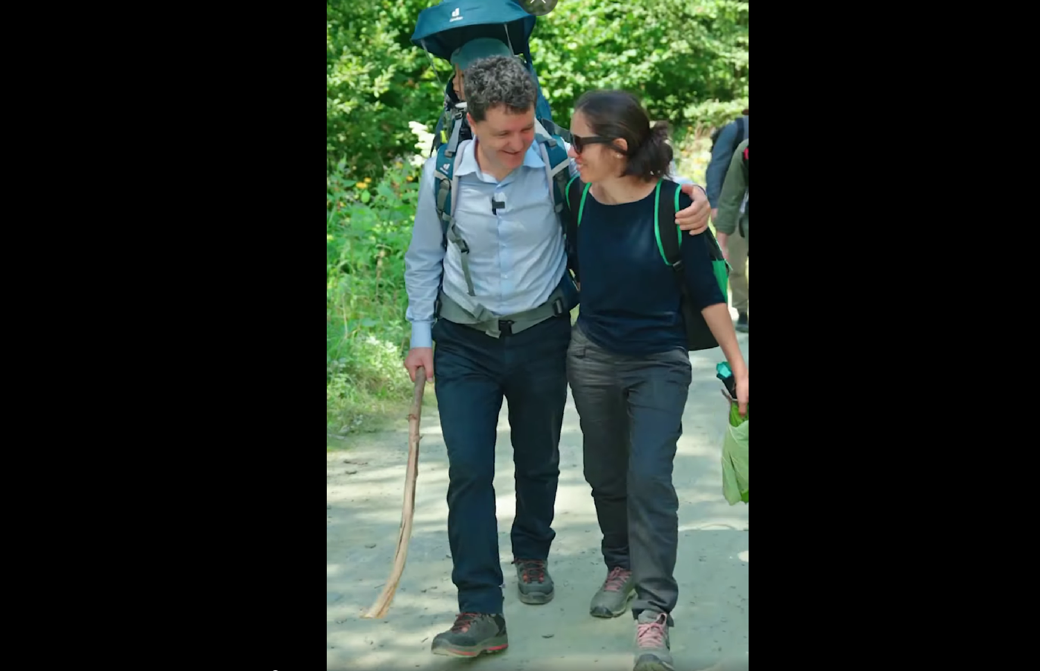 „Ia uite ce v-a adus mami”. Nicușor Dan s-a filmat cu familia la Sâmbăta de Sus, unde a vizitat și chilia lui Arsenie Boca