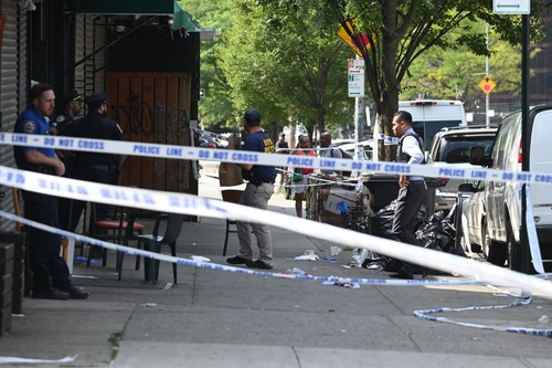 Trei oameni au murit şi nouă au fost răniți, după un atac armat într-un bar din New York