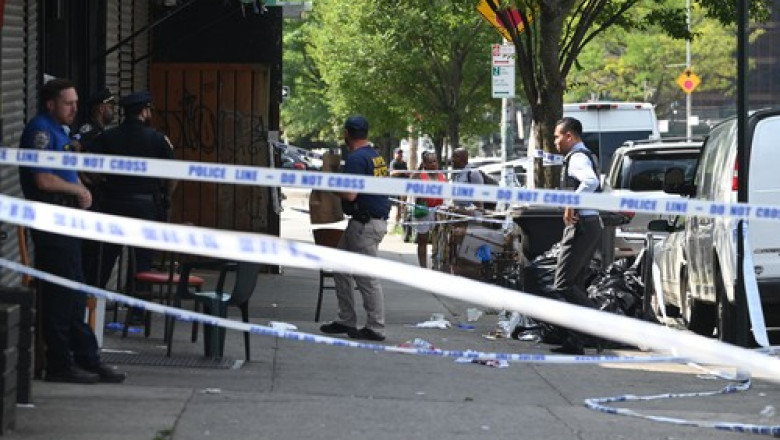  Trei oameni au murit şi nouă au fost răniți, după un atac armat într-un bar din New York 