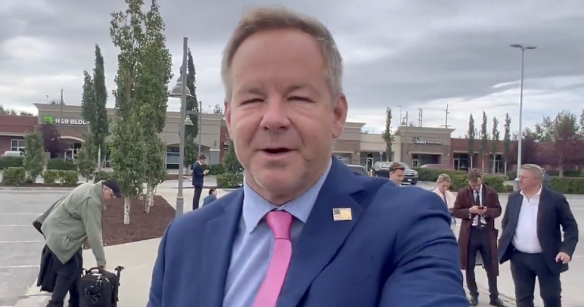 Jurnalistul Brian Glenn primește cadou de la delegația rusă