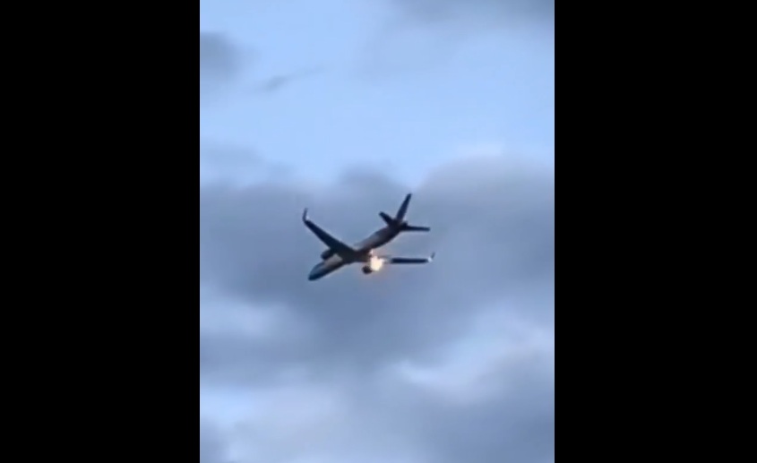 Boeing 757 družbe Condor je zaradi požara motorja zasilno pristal v Italiji; potniki pošiljali poslovilna sporočila.