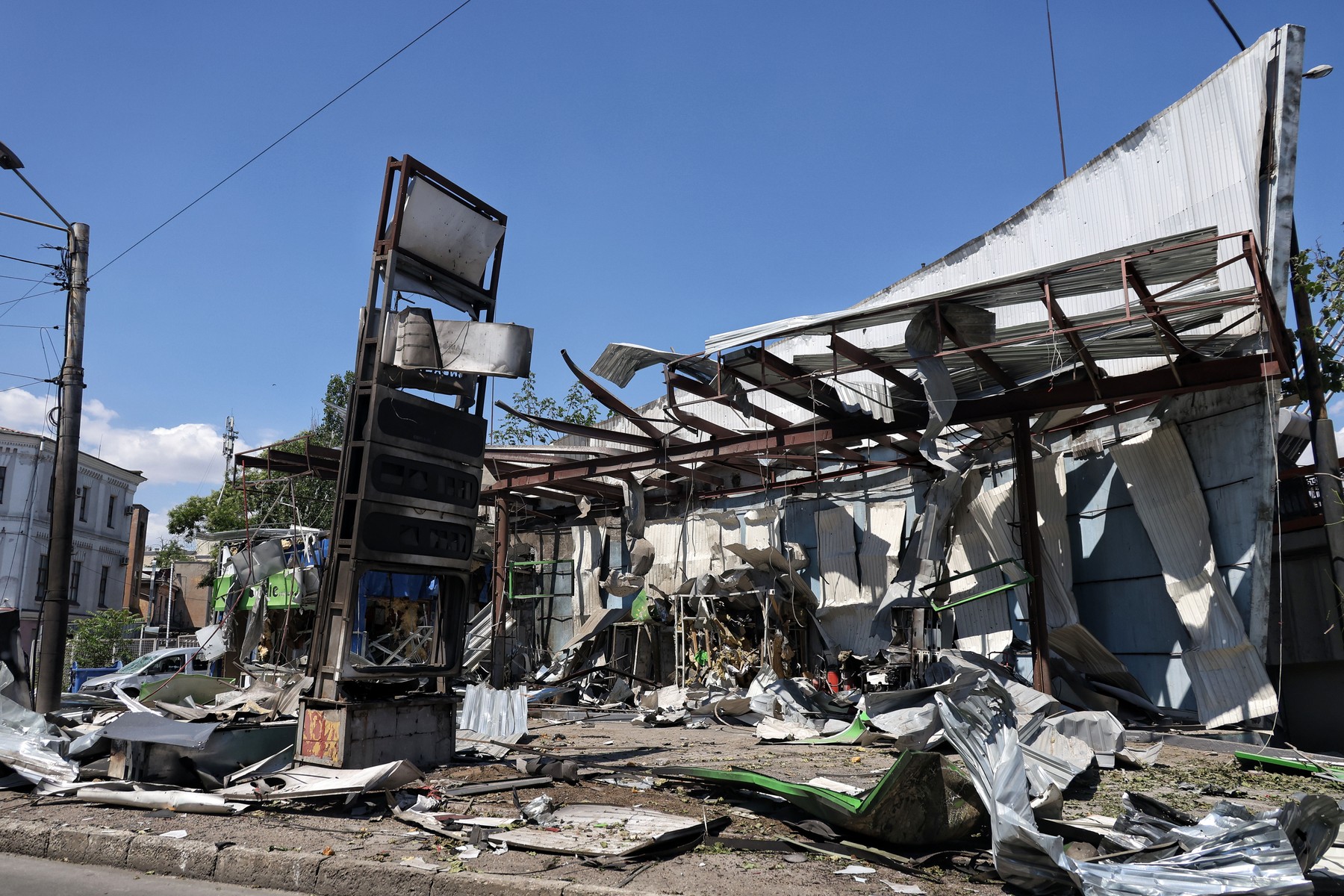 Benzinărie din orașul ucrainean Sumî, distrusă de o dronă rusească: 4 răniți grav, printre care și directorul unei televiziuni locale