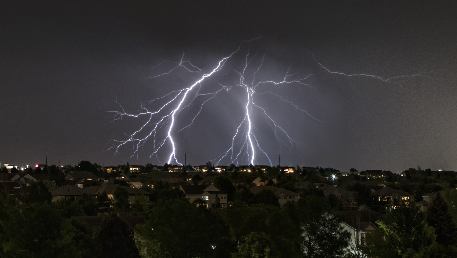 Cod roșu de furtuni puternice, grindină și vijelii. Zonele vizate de avertizarea ANM