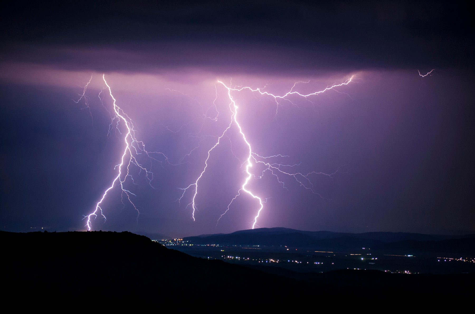 Alertă meteo: cod galben de furtuni, vijelii și grindină în mai multe județe din nord-vestul țării. Vremea la București