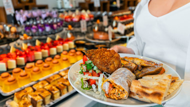 femeie cu mancare restaurant all inclusive