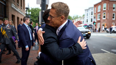 Washington, United States. 18 August, 2025. Ukrainian President Volodymyr Zelenskyy, left, welcomes Finnish President Alexander Stubb, right, for a strategy meeting with European leaders at the Ukrainian Embassy, August 18, 2025 in Washington, D.C. The me