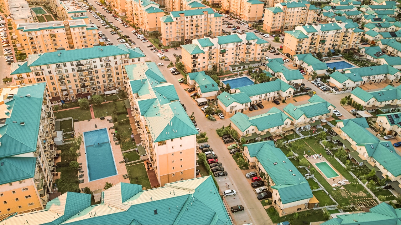 Cosmopolis – Un cartier cât un oraș: plajă, lac, piscine, parcuri, mall, magazine, clinici și o școală internațională