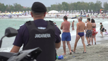 jandarmi si oamani pe plaja